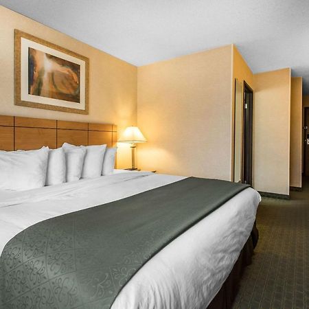 Quality Inn Dubuque On Hwy 20 Buitenkant foto