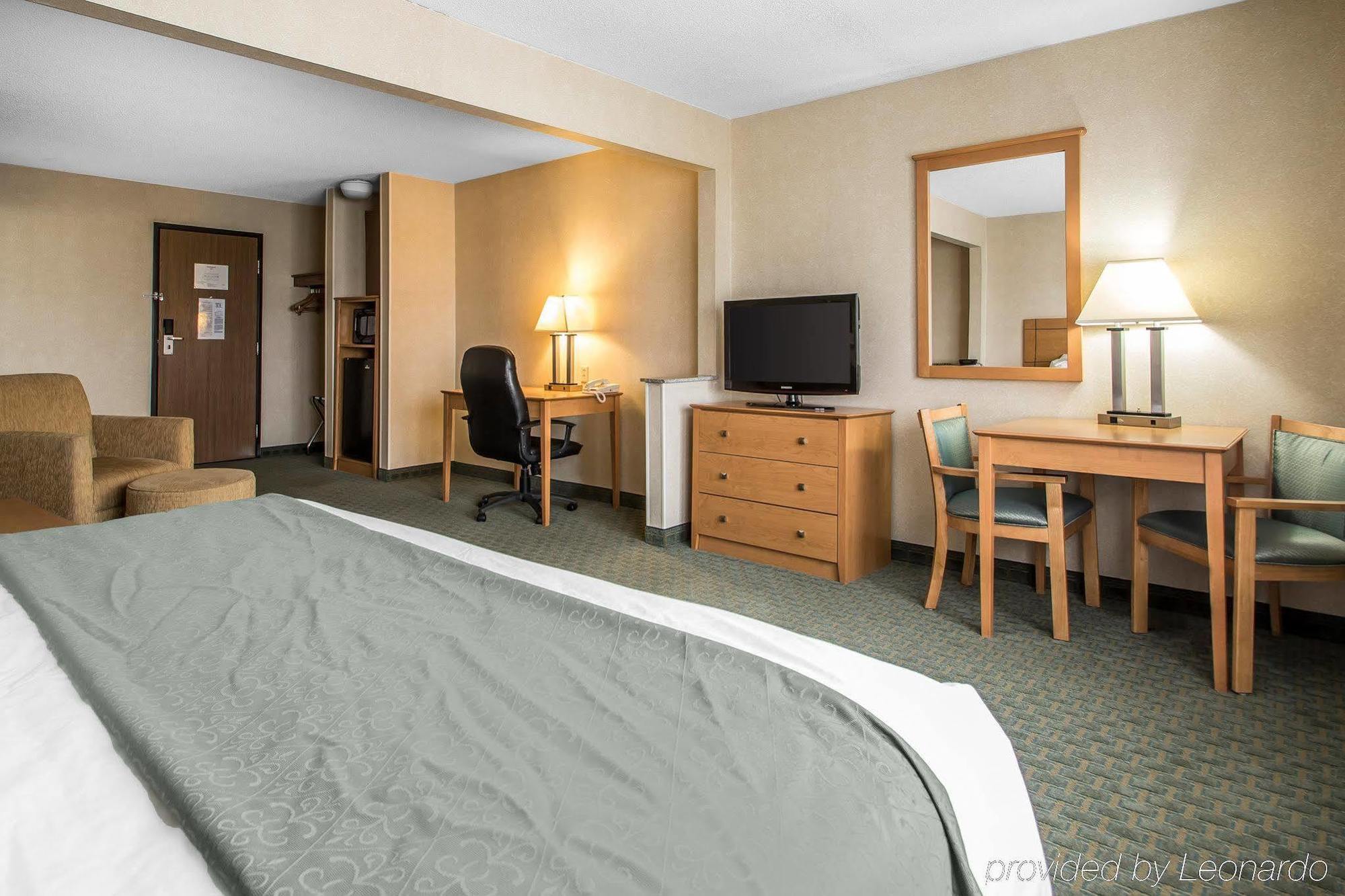 Quality Inn Dubuque On Hwy 20 Buitenkant foto