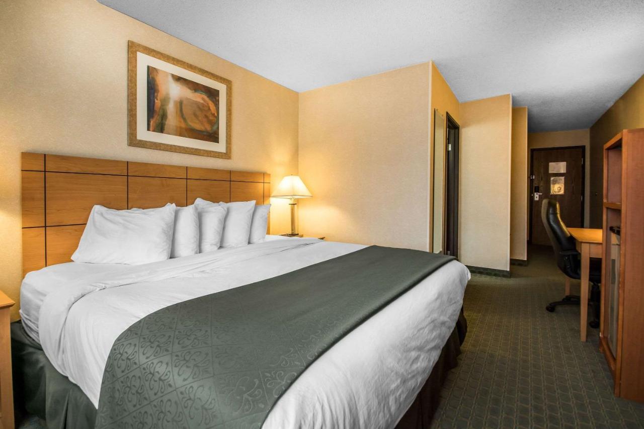 Quality Inn Dubuque On Hwy 20 Buitenkant foto
